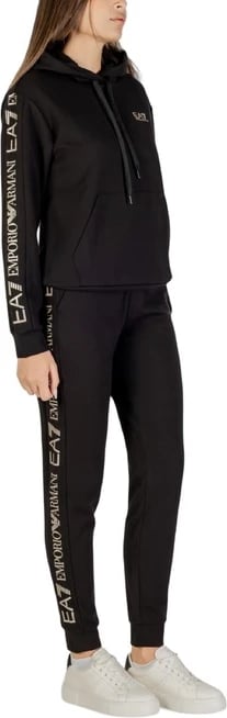 Trenerka femra Ea7, e zezë