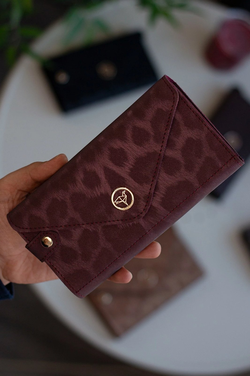 Portofol grash, ngjyrë e kuqe e errët, leopard, Zoozie Bags, stil zarf