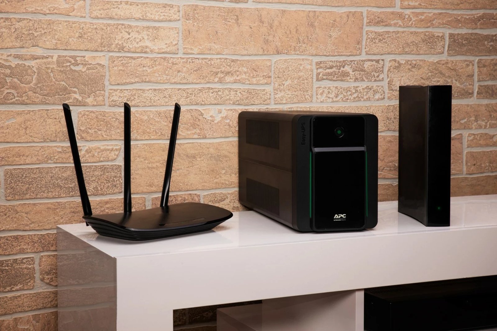 UPS APC BVX2200LI-GR, 1200W, i zi 