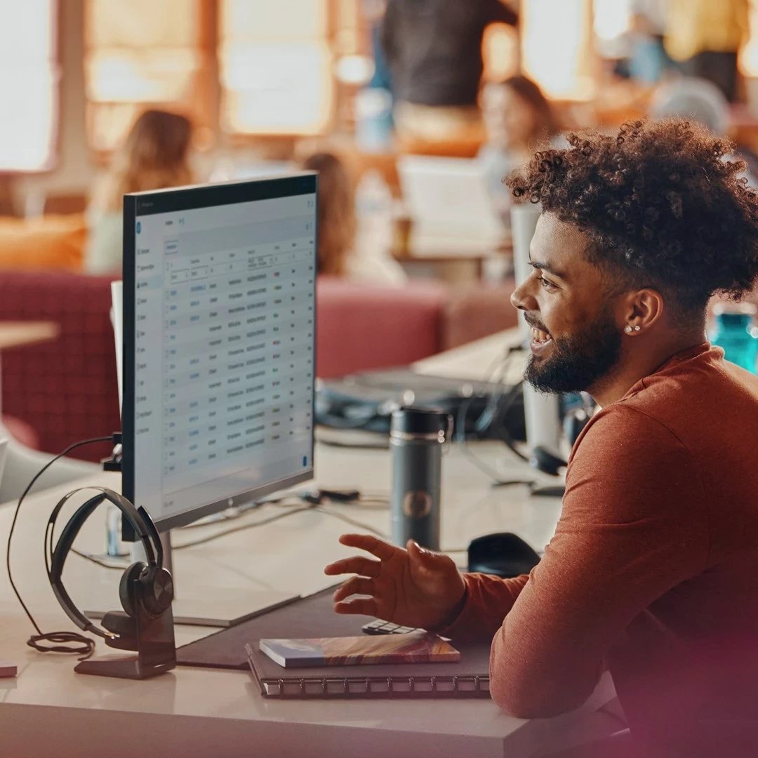 Kufje POLY Voyager Focus 2, Microsoft Teams, USB-C/A, me bazë karikimi, E zezë