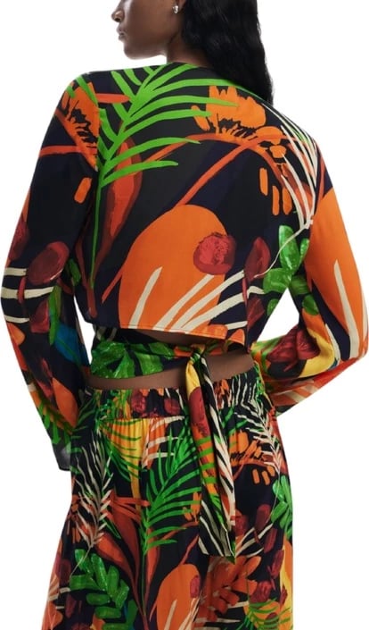 Maicë Desigual, femra, e zezë