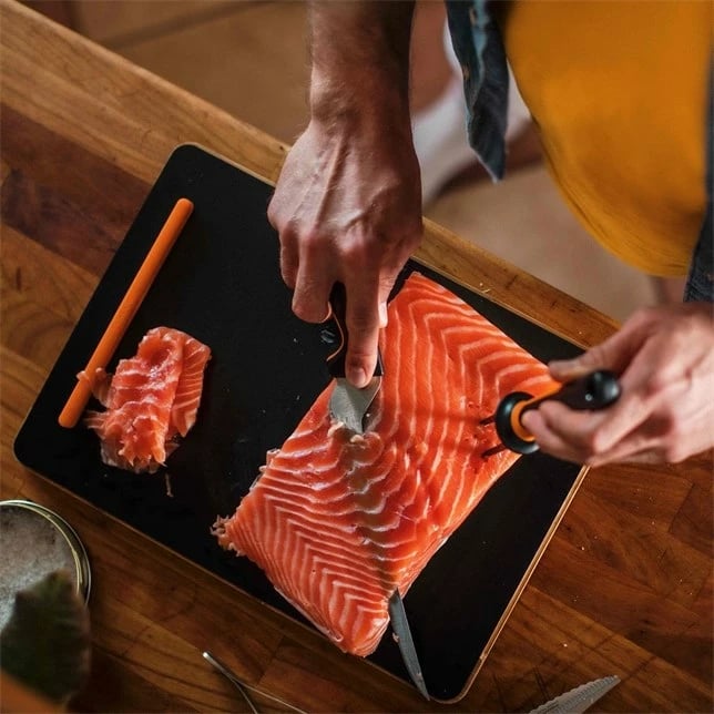 Thikë filetuese Fiskars 1057540, çelik inox, 345 mm, e zezë