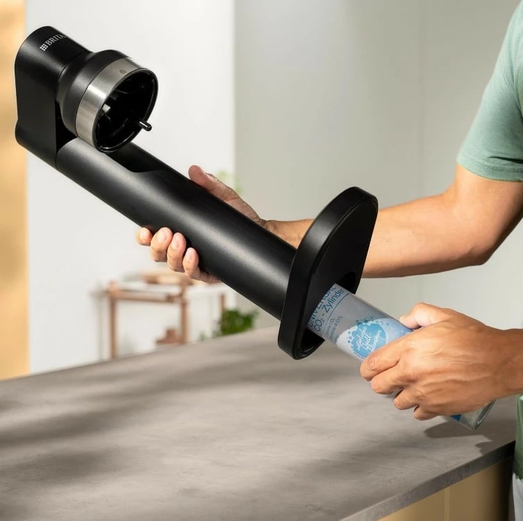 Saturator uji Brita sodaTRIO, me cilindër CO2, shishe qelqi dhe çelik, e zezë Saturator uji Brita sodaTRIO, me cilindër CO2, shishe qelqi dhe çelik, e zezë