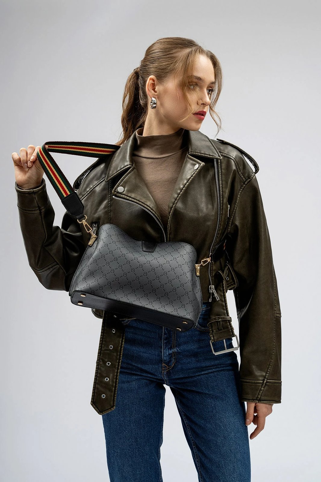 Çantë krahu Lucky Bees, 334 v2, gri e zezë