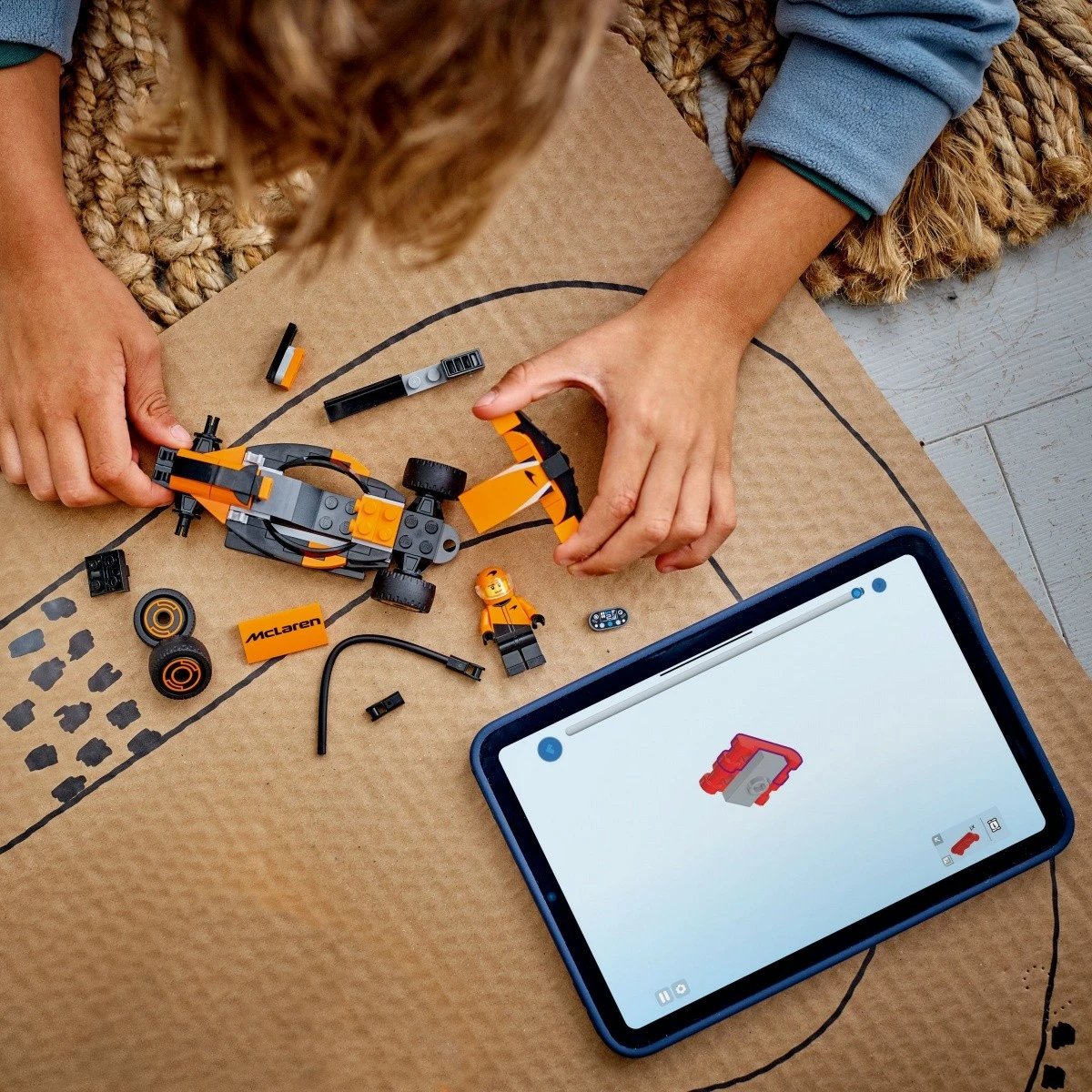 Set LEGO City 60442 F1 Driver me makinë McLaren, 86 pjesë, portokalli