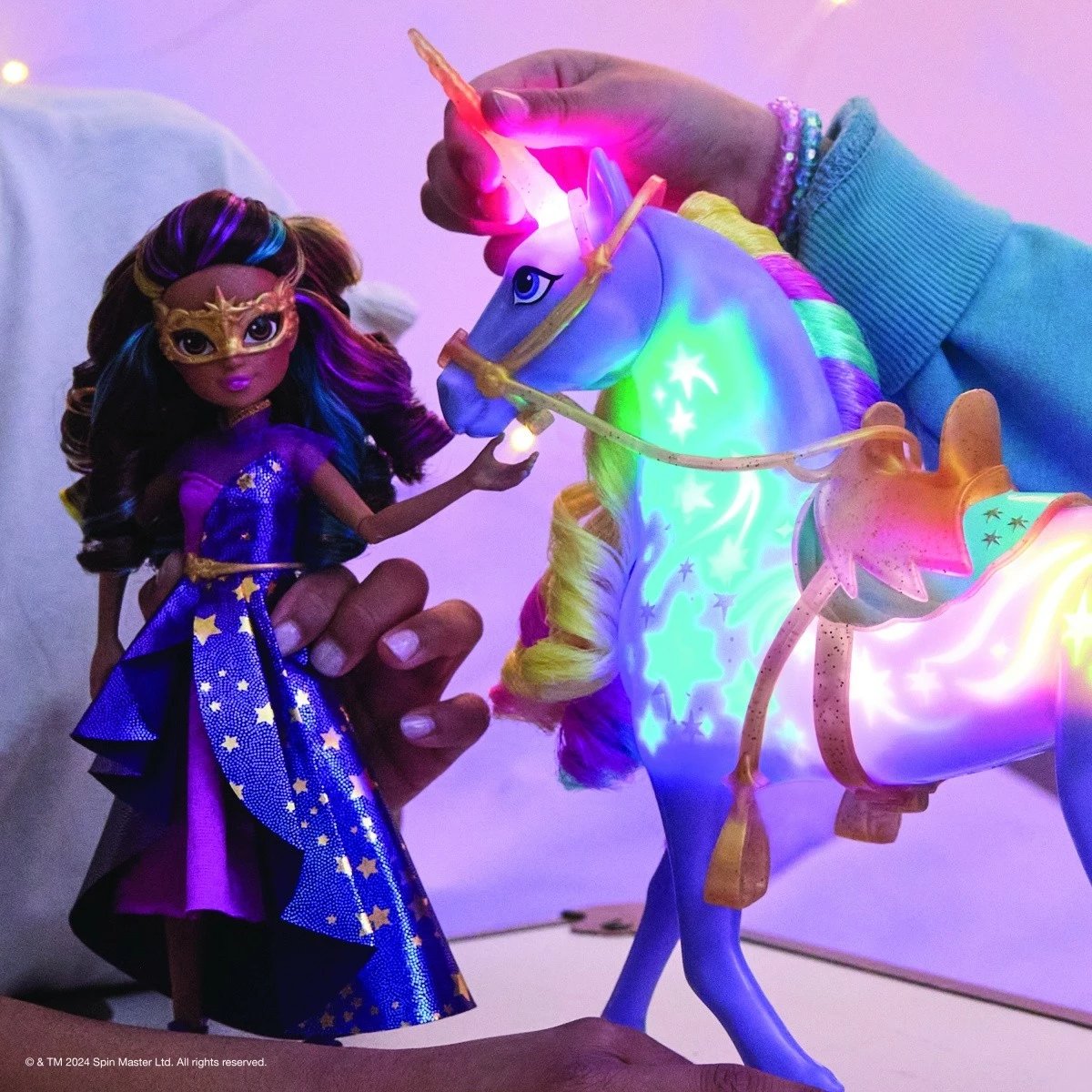 Kukull Unicorn Academy Spin Master Sophia Masquerade me 9 aksesorë, 23 cm, shumëngjyrëshe