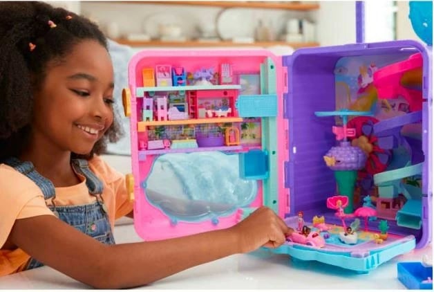 Set lodrash Polly Pocket Mattel HKV43 Vacation Resort me 4 kukulla dhe 1 veturë, rozë