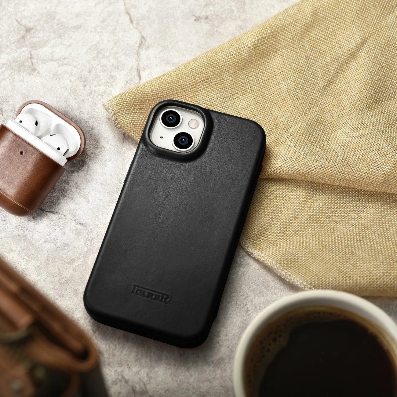Mbështjellës iCarer Oil Wax Premium Leather Folio për iPhone 14 Plus, MagSafe, i zi Mbështjellës iCarer Oil Wax Premium Leather Folio për iPhone 14 Plus, MagSafe, i zi