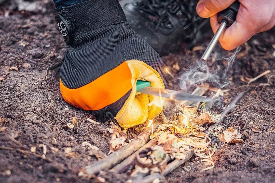 Lopatë kampingu NEO TOOLS TOP-63-122, e palosshme, e zezë