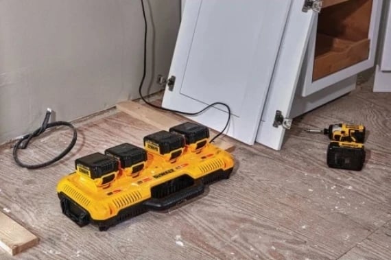 Ngarkues DeWalt DCB104 me 4 Porta XR 8A, ngjyrë e verdhë Ngarkues DeWalt DCB104 me 4 Porta XR 8A, ngjyrë e verdhë