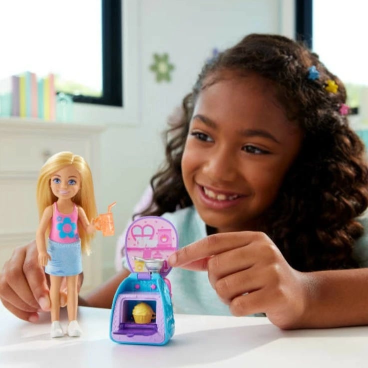 Set lodër Barbie Chelsea me çantë shpine dhe aksesorë, Mattel JBF46, për vajza