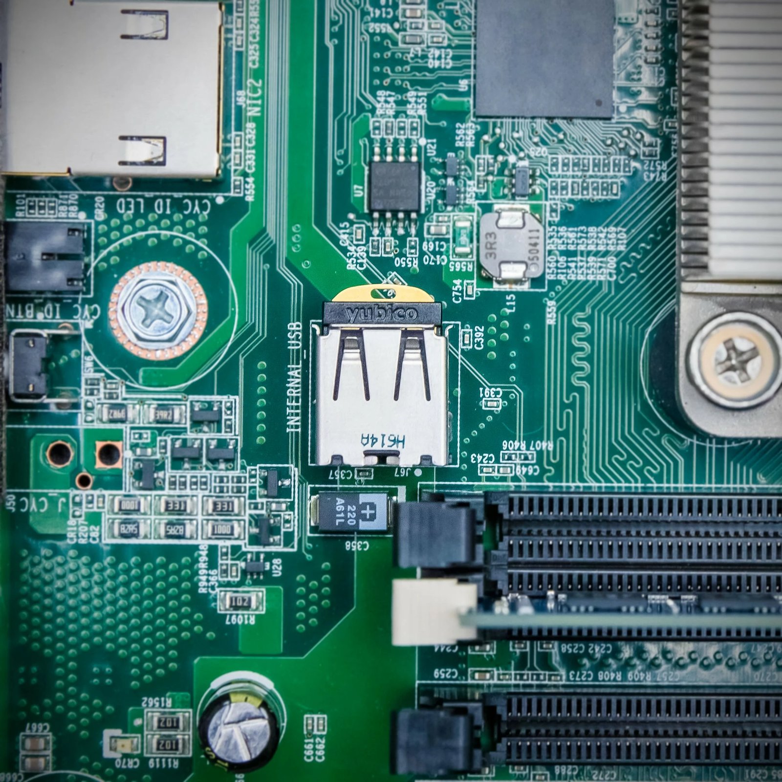 Pajisje sigurie Yubico YubiHSM v2.3.x USB, e zezë/artë