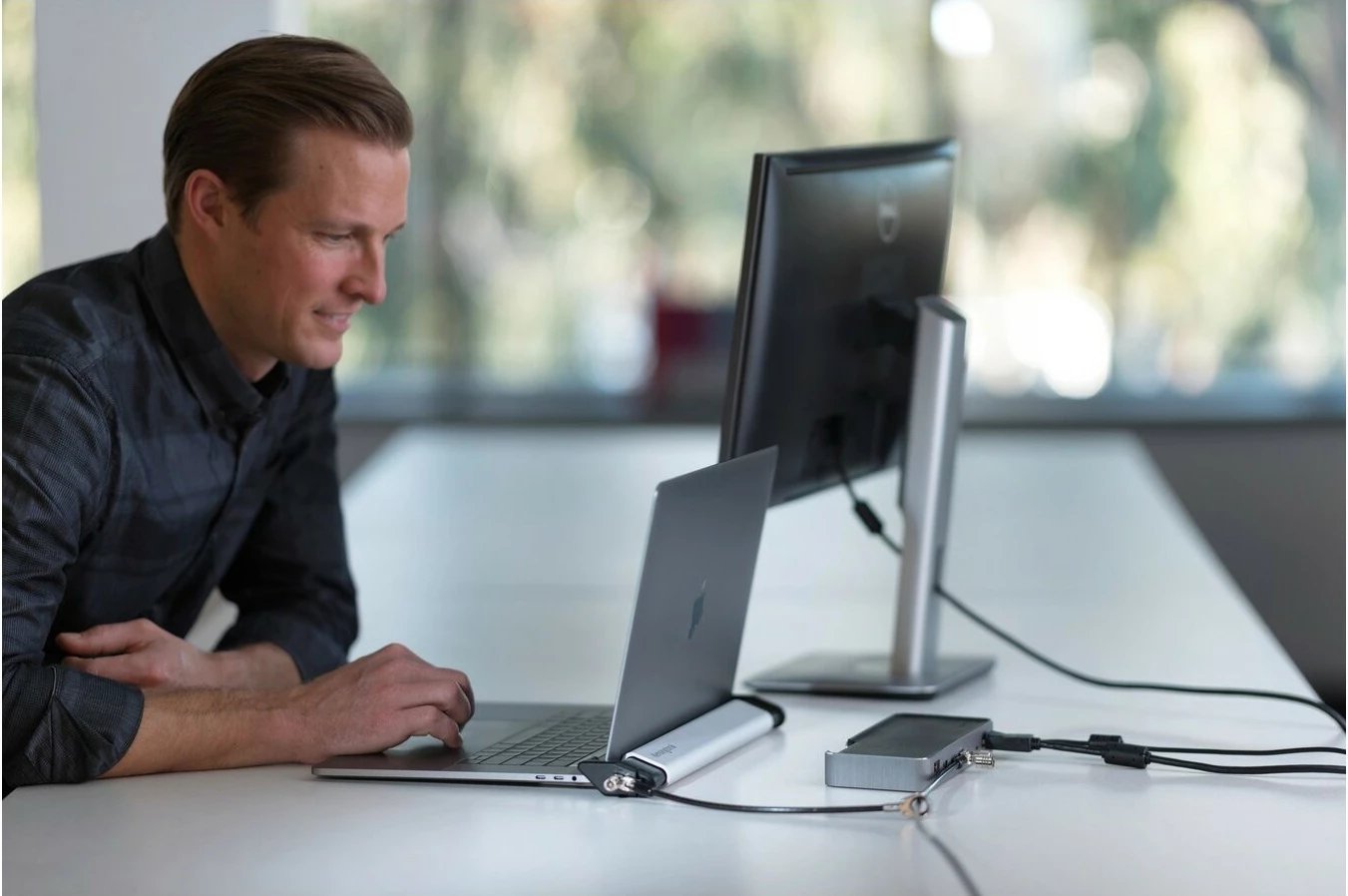 Kensington MicroSaver 2.0, Kasë, Çelës, Çelik karboni, E zezë