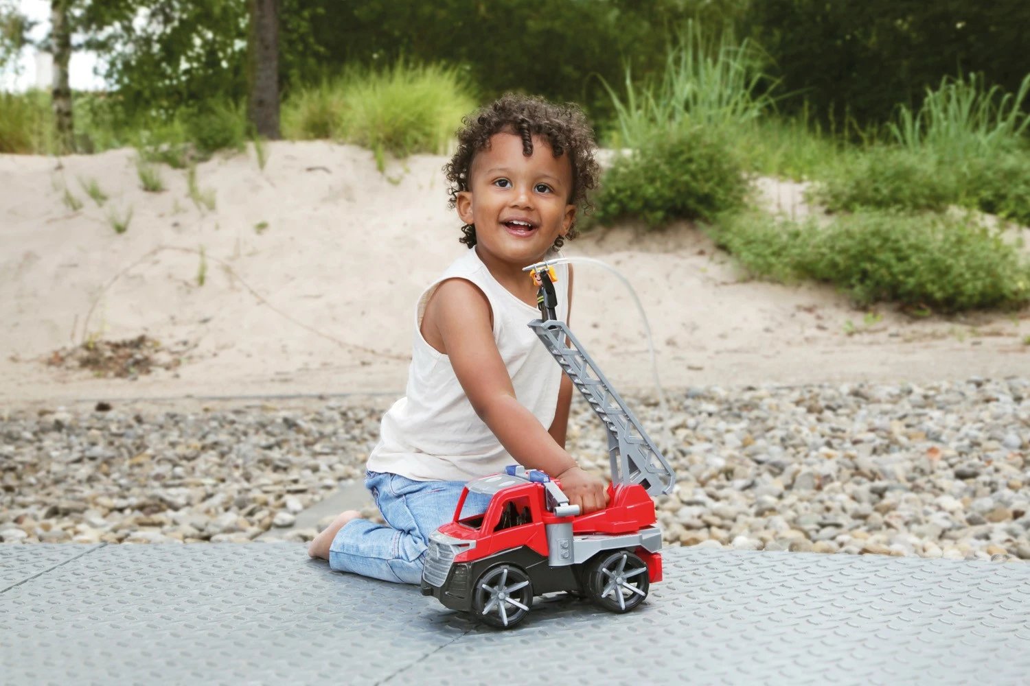 Kamion zjarrfikës lodër Lena Truxx2 me figurë, plastikë, 28cm, kuq/gri Kamion zjarrfikës lodër Lena Truxx2 me figurë, plastikë, 28cm, kuq/gri