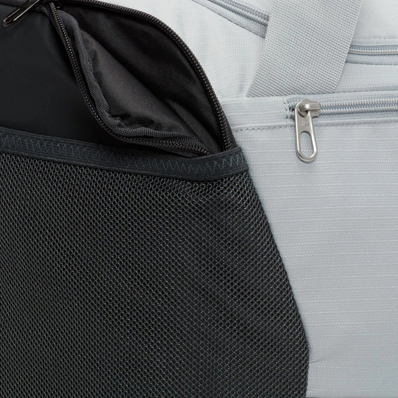 Çantë sportive Nike unisex, gri-e zezë