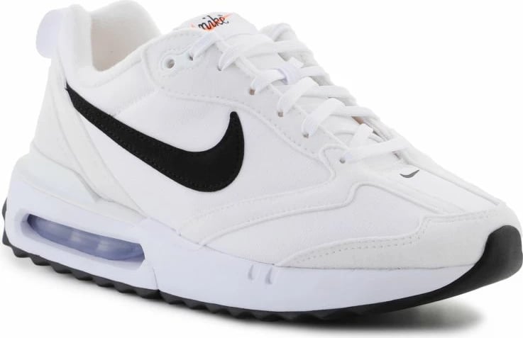 Atlete Nike për meshkuj dhe femra, të bardha