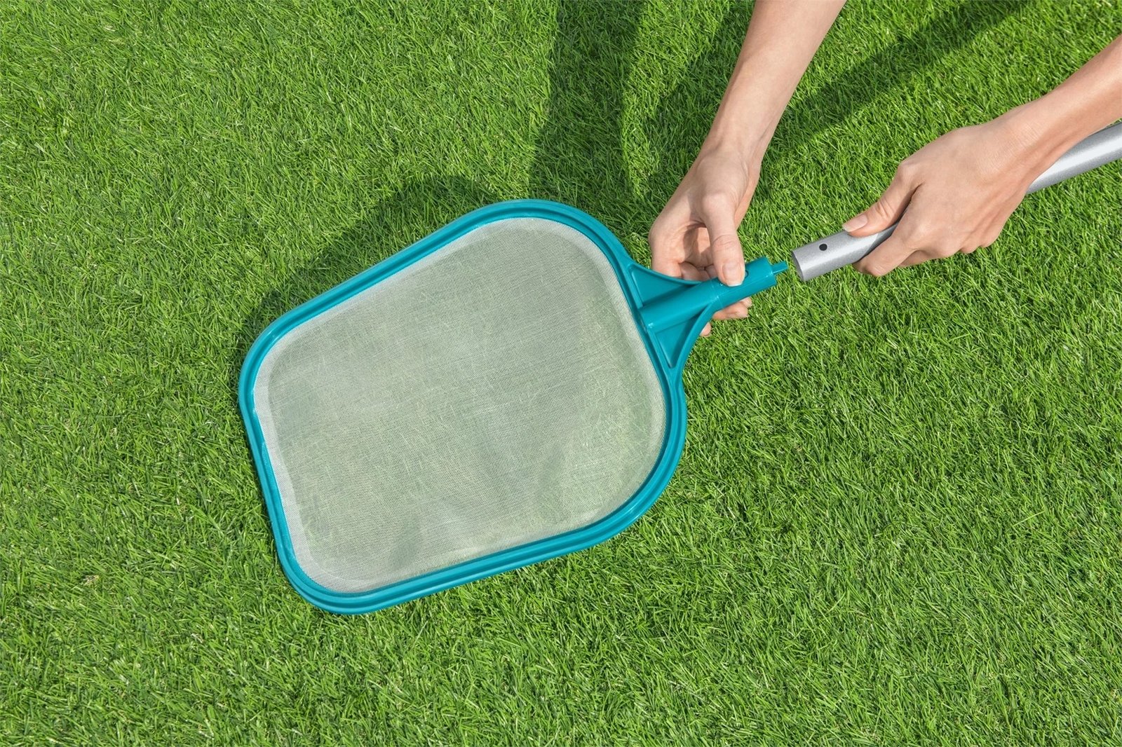 Set mirëmbajtje pishine Bestway AquaClear me fshesë vakumi dhe rrjetë, kaltër