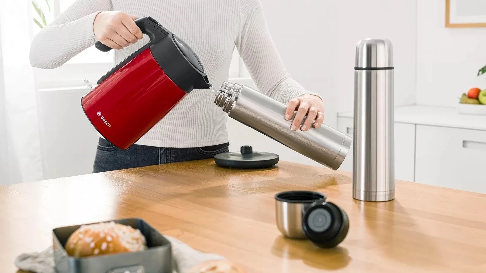 Vluese uji Bosch TWK7L464, 1.7L, 2400W, e kuqe