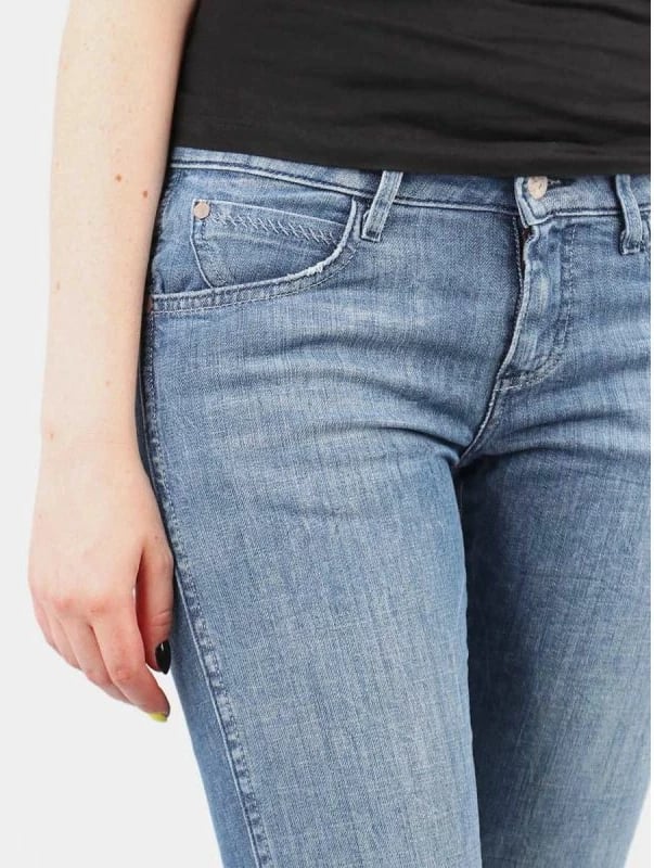Pantallona xhins femra Wrangler, blu