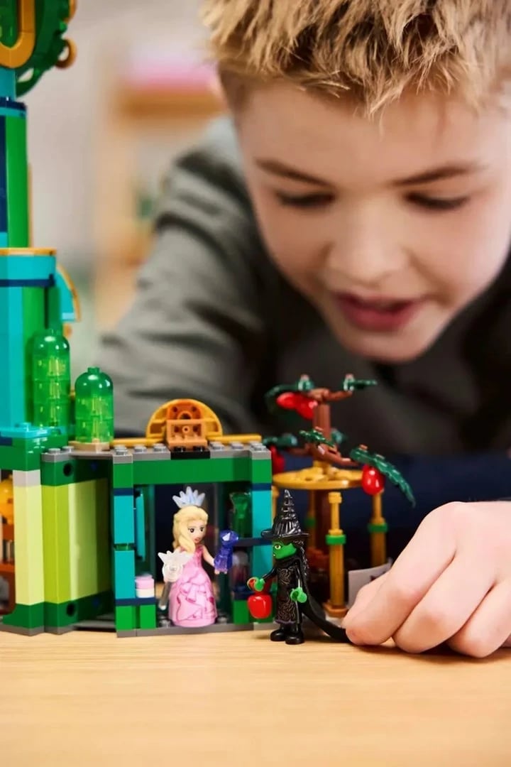 Set LEGO WICKED 75684 Welcome to Emerald City, 5 minifigura
