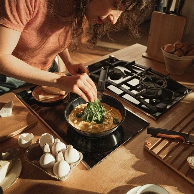 Tigan skuqjeje Fiskars Gourmet 1080857, çelik inox, veshje qeramike, i rrumbullakët, për gaz