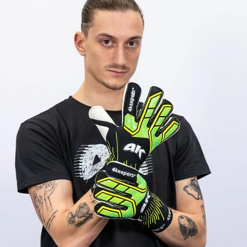 Doreza portieri për meshkuj 4keepers, të zeza dhe të gjelbra
