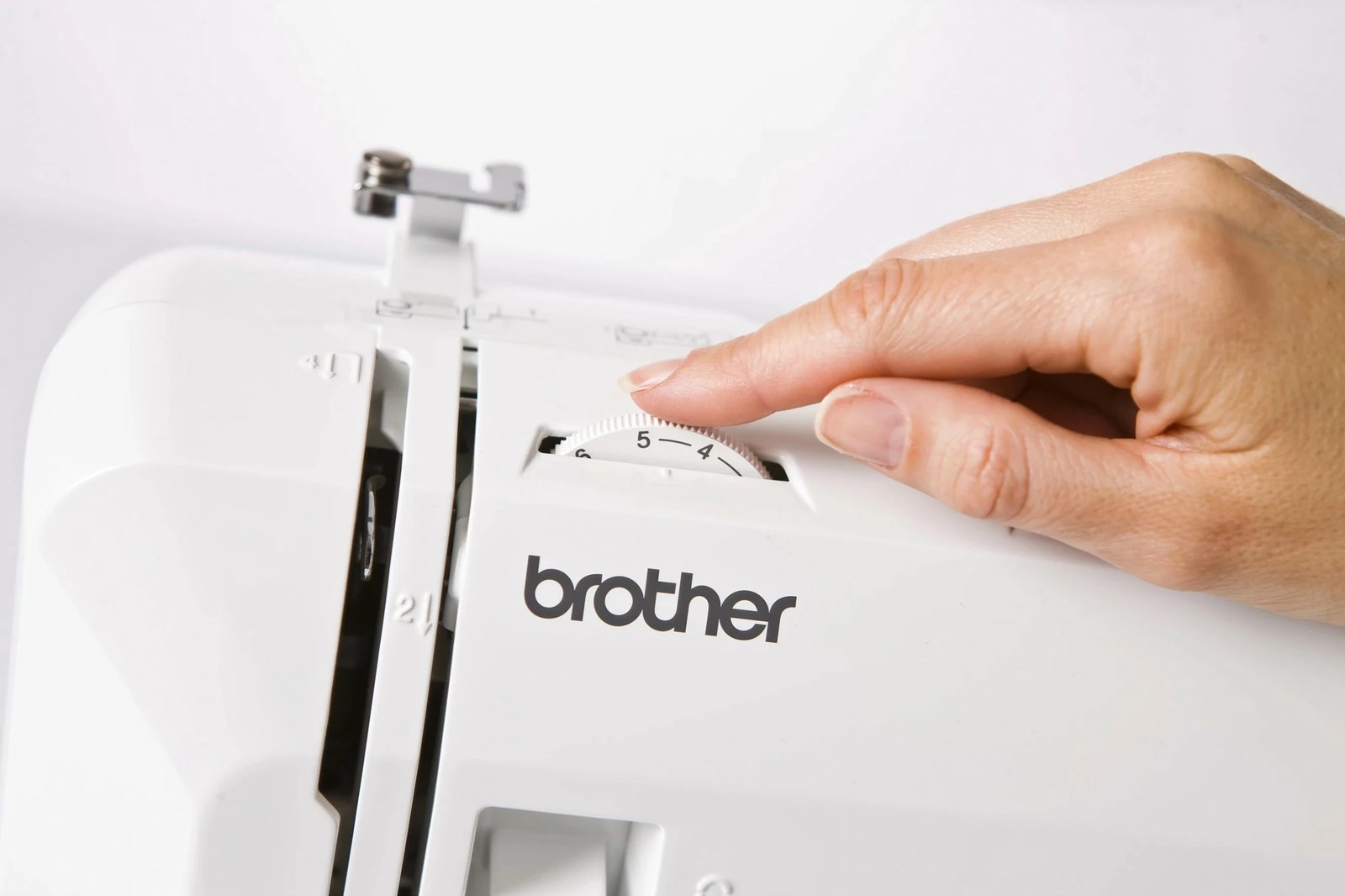 Makine qepëse Brother RH127 mekanike e bardhë