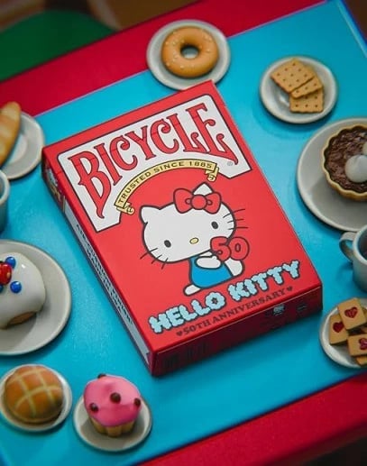 Letra loje Bicycle Hello Kitty 50th Anniversary, set standard, e kuqe