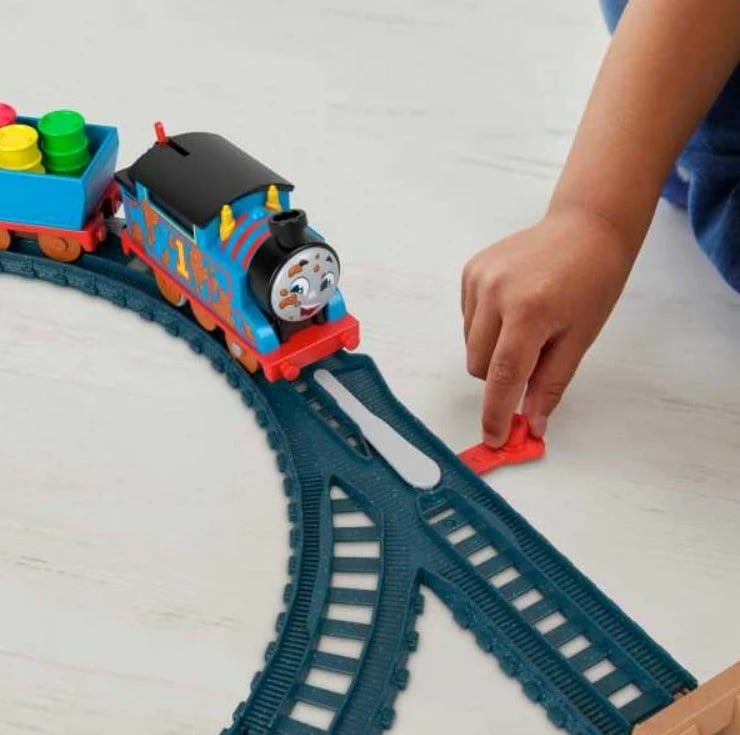 Set trenash Fisher Price Thomas & Friends Muddy Adventure me lokomotivë motorizuese, shumëngjyrësh