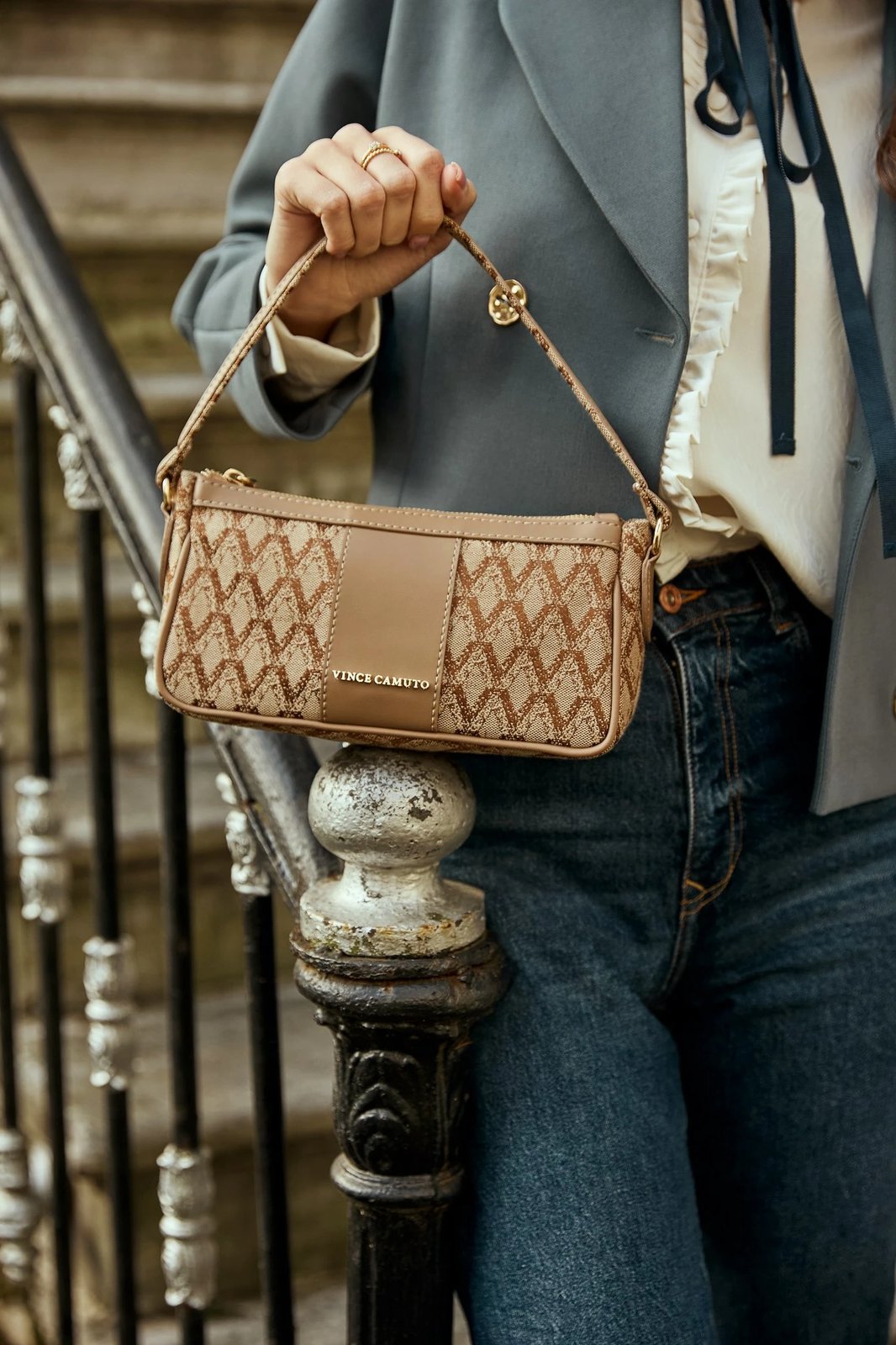 Çantë krahu Dolce, ngjyrë mink, Vince Camuto