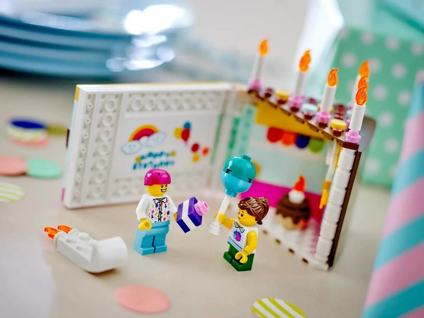 Set LEGO 40641 Tortë ditëlindje, 211 pjesë