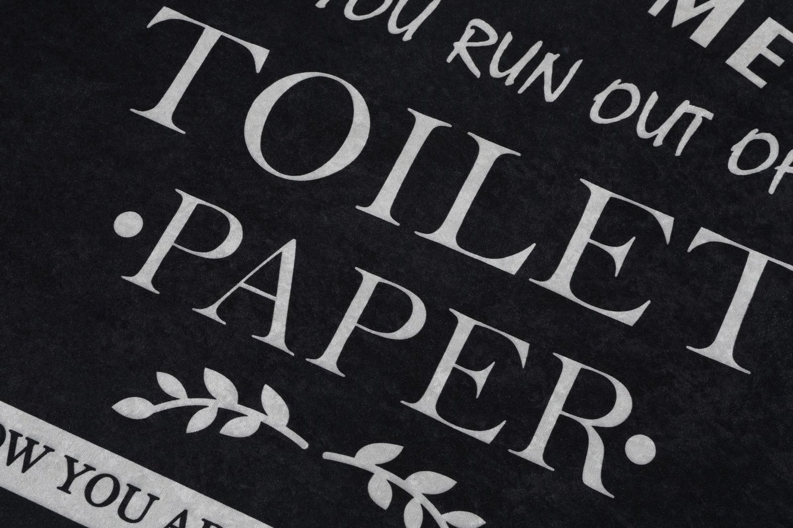 Tapet banjoje Mijölnir, për tualet, ngjyrë e zezë Tapet banjoje Mijölnir, për tualet, ngjyrë e zezë