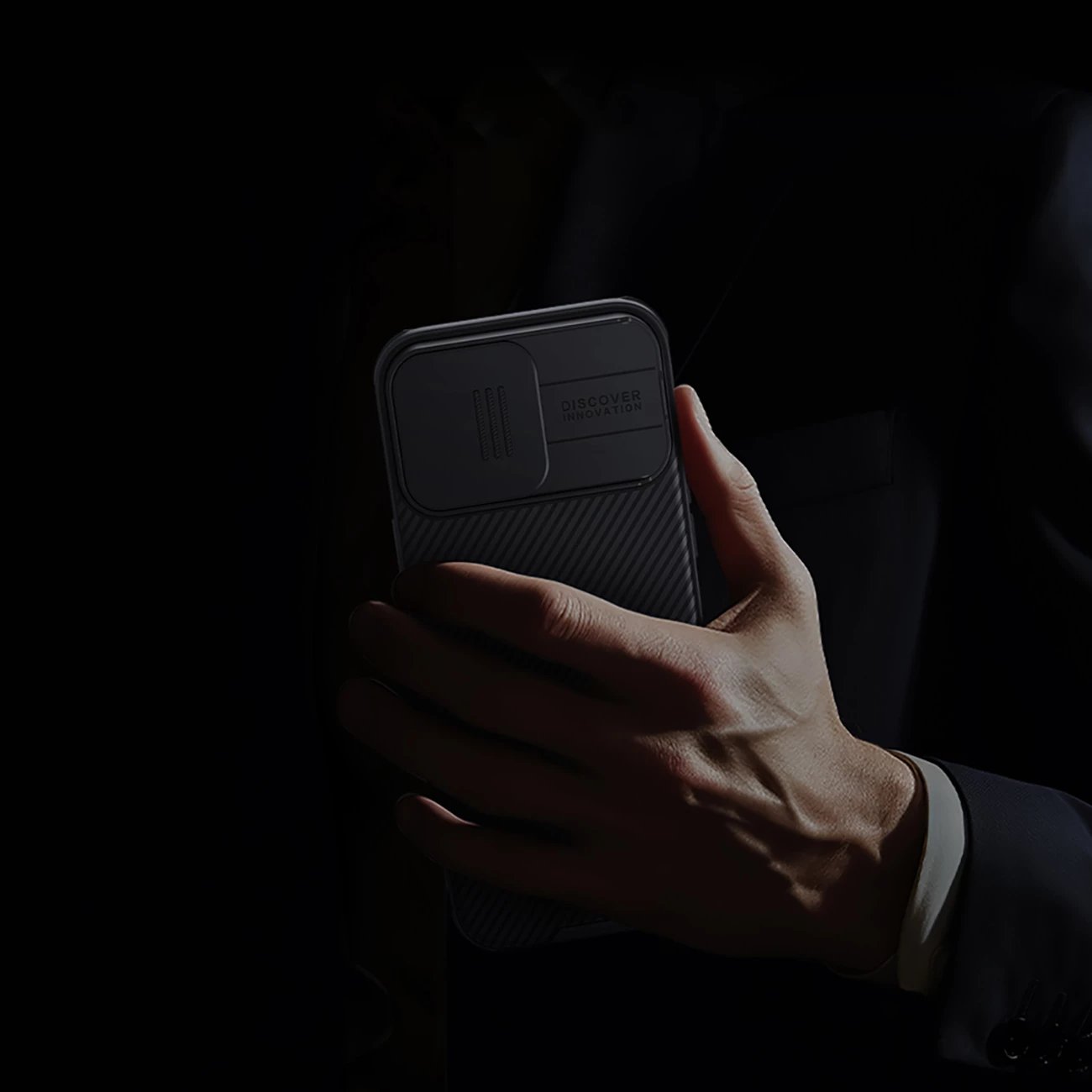 Mbështjellës Nillkin CamShield Pro Magnetic për iPhone 16 Pro, i zi