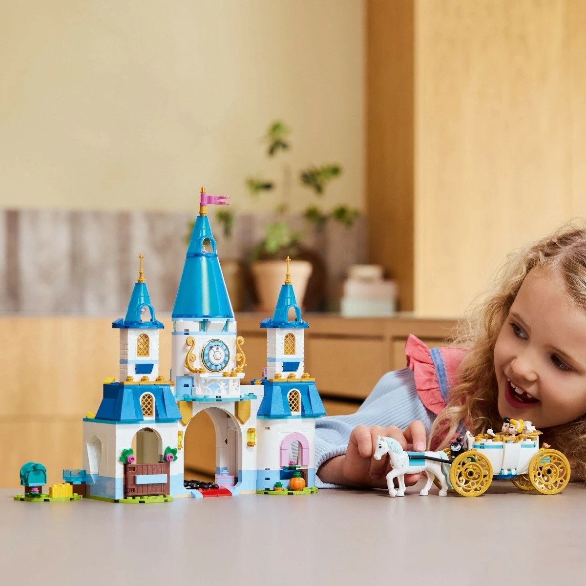 Set ndërtimi LEGO Disney Princess 43275, Kështjella dhe Karroca e Hirushes, 596 pjesë