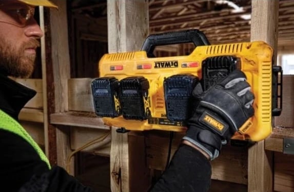 Ngarkues DeWalt DCB104 me 4 Porta XR 8A, ngjyrë e verdhë Ngarkues DeWalt DCB104 me 4 Porta XR 8A, ngjyrë e verdhë