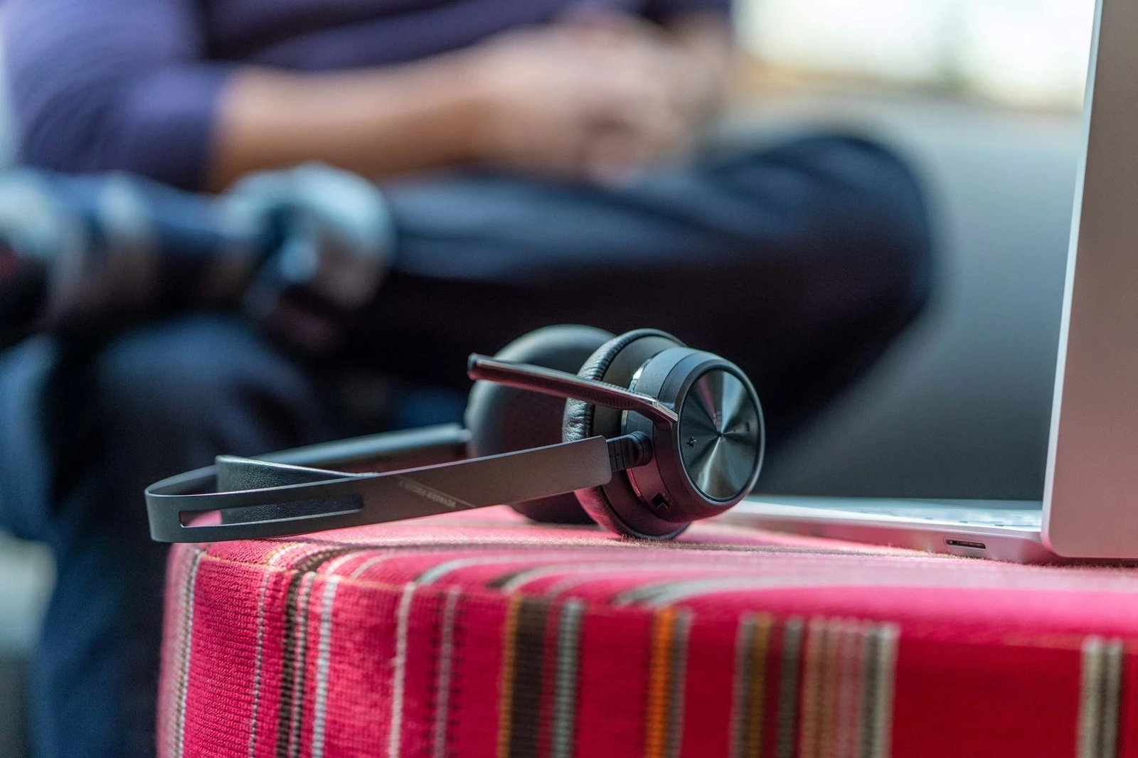 Kufje POLY Voyager Focus 2, Microsoft Teams, USB-C/A, me bazë karikimi, E zezë