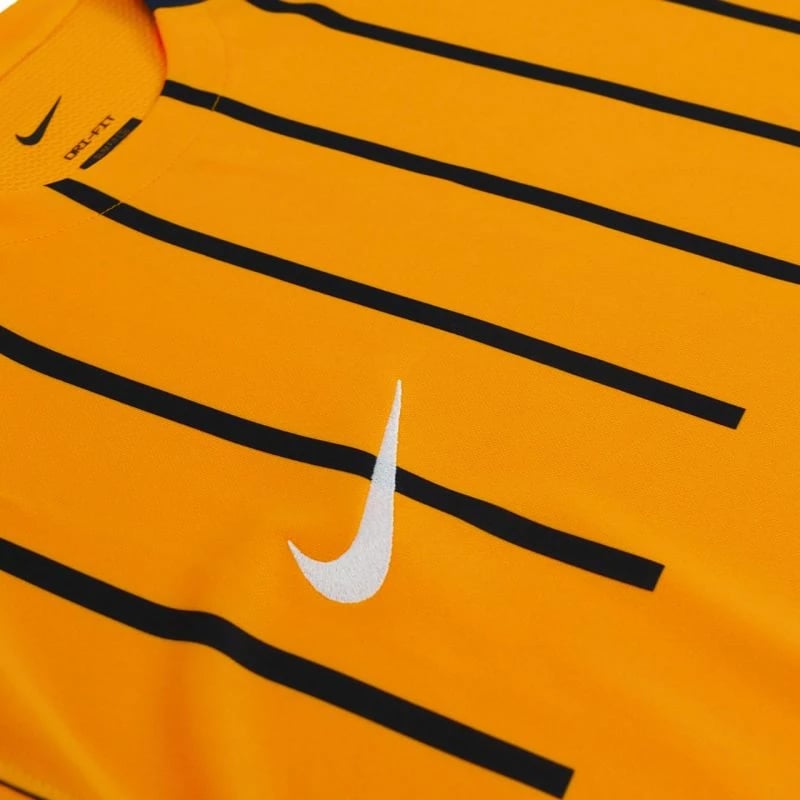 Maicë për meshkuj Nike, e zezë dhe portokalli