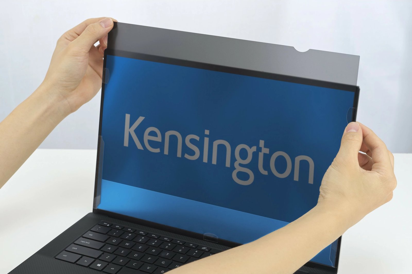 Kit instalimi Kensington Replacement Accessory për privacy screen deri 34 inç, kaltër/bardhë