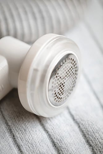 heqës pelete tekstilesh, Adler AD 9615, kokë 5 cm, thika çelik inox, punon me 2x AA, enë mbledhëse e heqshme, bardh e zezë