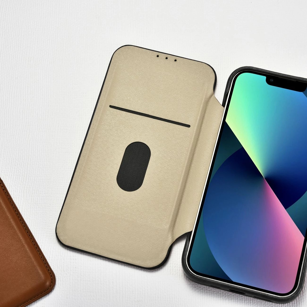 Mbështjellës iCarer Oil Wax Premium Leather Folio për iPhone 14 Plus, MagSafe, i zi Mbështjellës iCarer Oil Wax Premium Leather Folio për iPhone 14 Plus, MagSafe, i zi