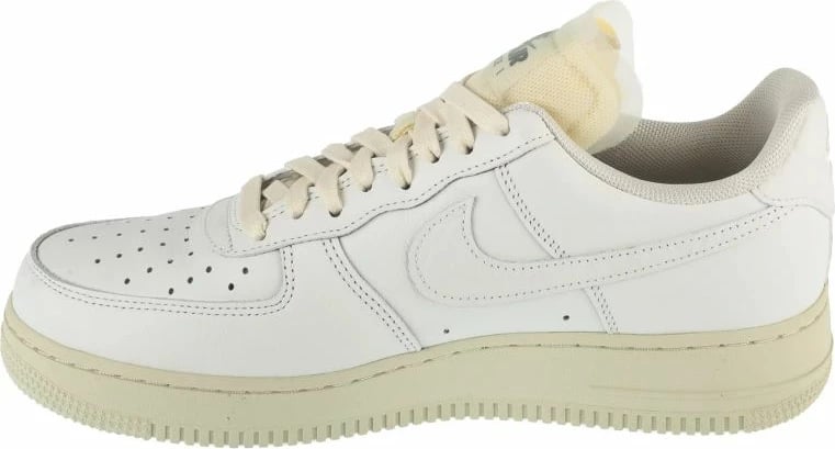 Atlete Nike për femra, të bardha