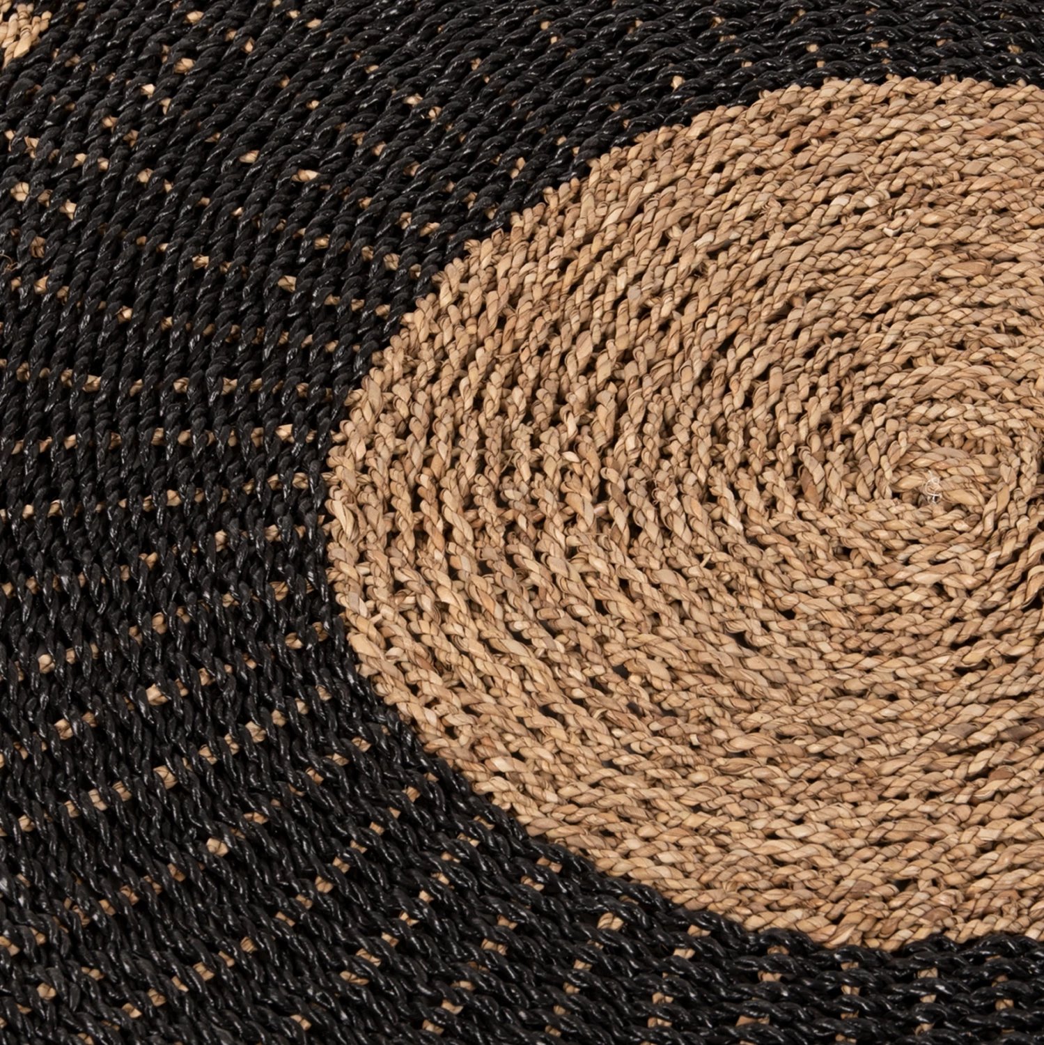 Qilim i rrumbullakët KIRKI, fibra natyrale seagrass, ngjyrë e zezë-natyrale, Φ150cm