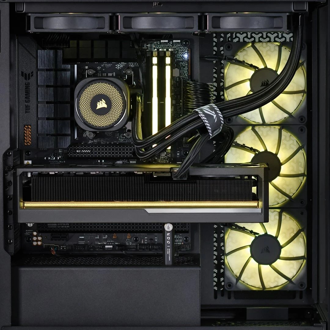 Kompjuter Gaming, AMD Ryzen 7, 64GB RAM, 2TB SSD, NVIDIA GeForce RTX 5090