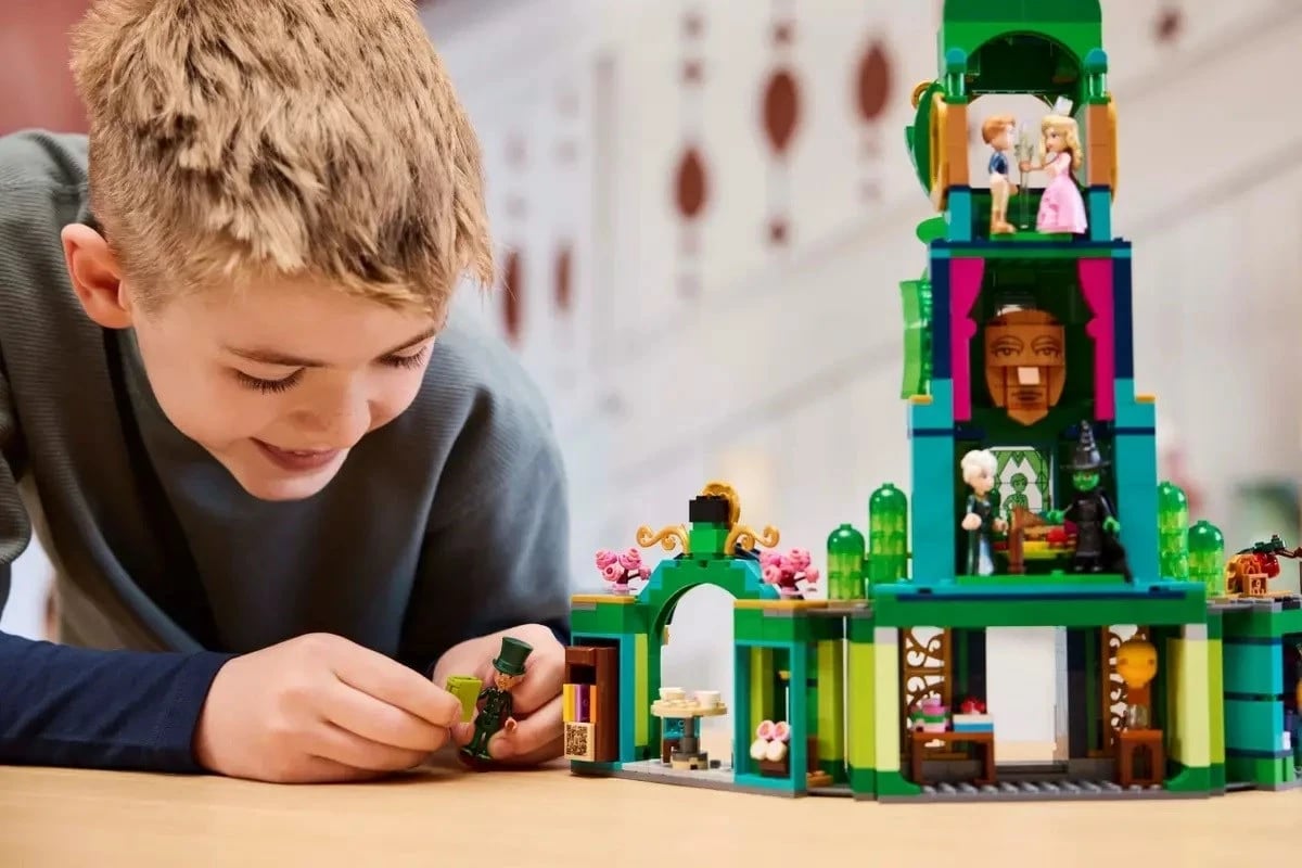 Set LEGO WICKED 75684 Welcome to Emerald City, 5 minifigura