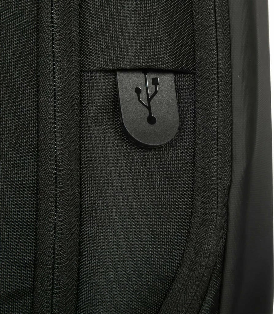 Çantë shpine Targus Commuter, 16L, për laptop 16", USB Type-C, e zezë