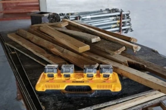 Ngarkues DeWalt DCB104 me 4 Porta XR 8A, ngjyrë e verdhë Ngarkues DeWalt DCB104 me 4 Porta XR 8A, ngjyrë e verdhë