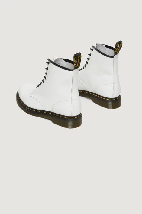 Çizme Dr. Martens femra të bardha