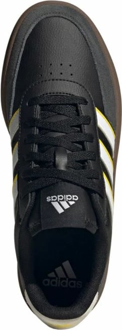 Atlete adidas, të bardha dhe të zeza