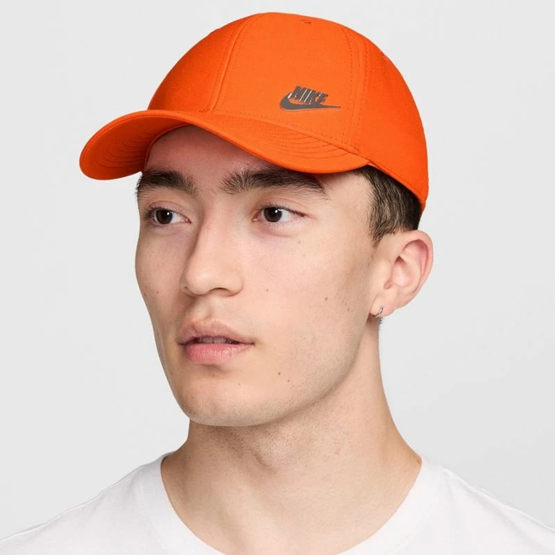Kapelë Nike, portokalli
