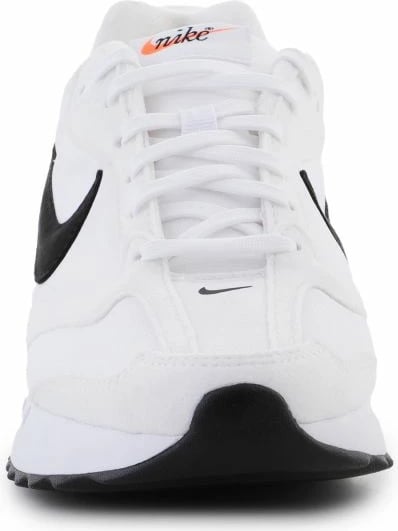 Atlete Nike për meshkuj dhe femra, të bardha